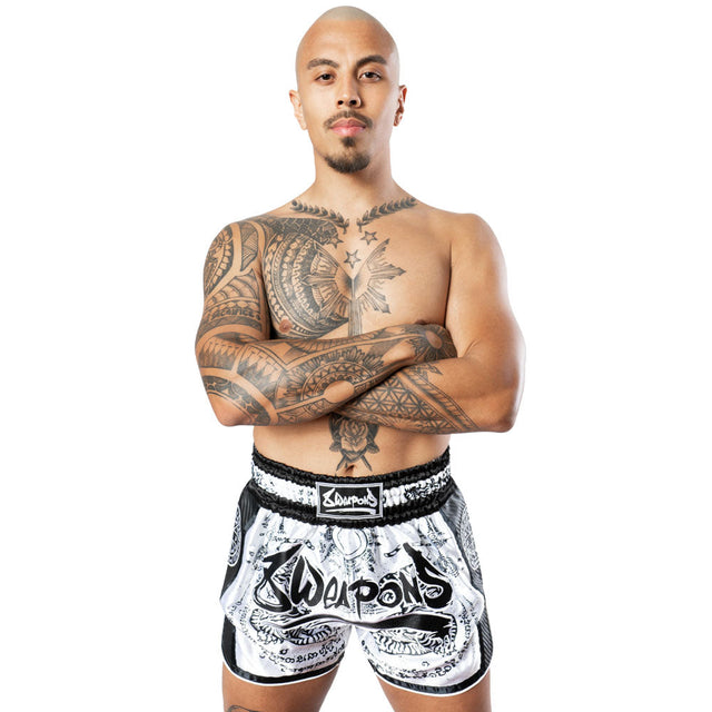 Spodenki Muay Thai 8 WEAPONS Carbon Sak Yant Tigers – Białe