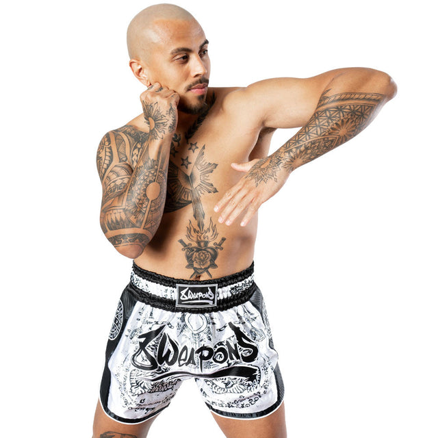 Spodenki Muay Thai 8 WEAPONS Carbon Sak Yant Tigers – Białe