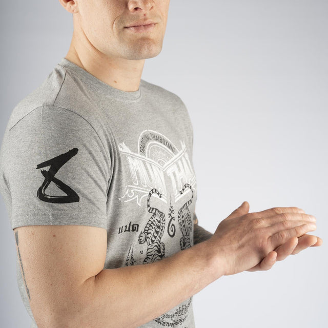 8 WEAPONS T-Shirt Sak Yant Tigers – Grey