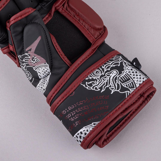8 WEAPONS MMA Handschoenen Sak Yant Naga - Zwart/Marijnrood