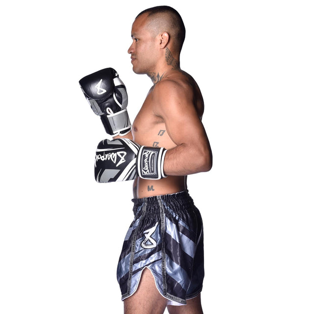Spodenki Muay Thai 8 WEAPONS Shift – Czarne Mat