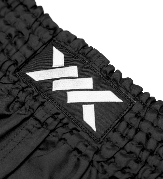 Spodenki Muay Thai Caged Classic – Czarne/Białe