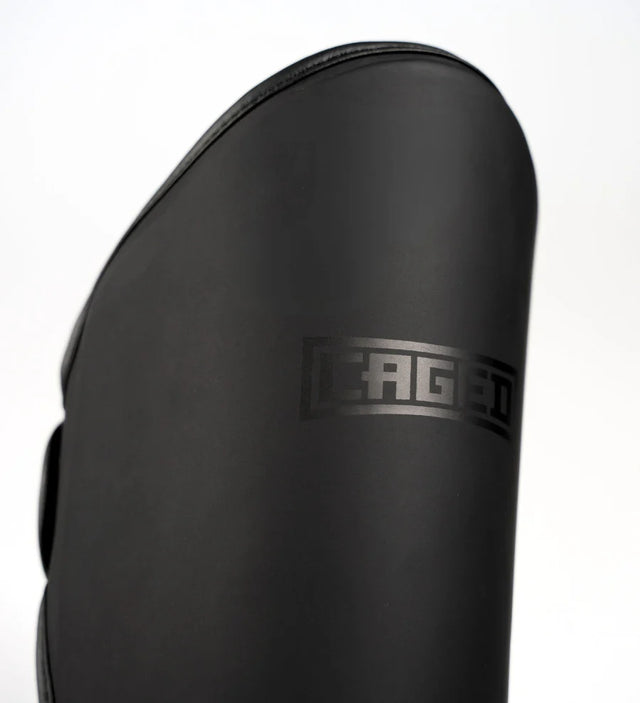 Caged Shadow Bundel Deal – Bokshandschoenen + Scheenbeschermers