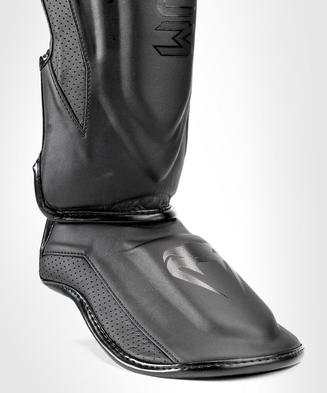 Venum Benskydd Kickboxning Elite Evo – Svart/Svart