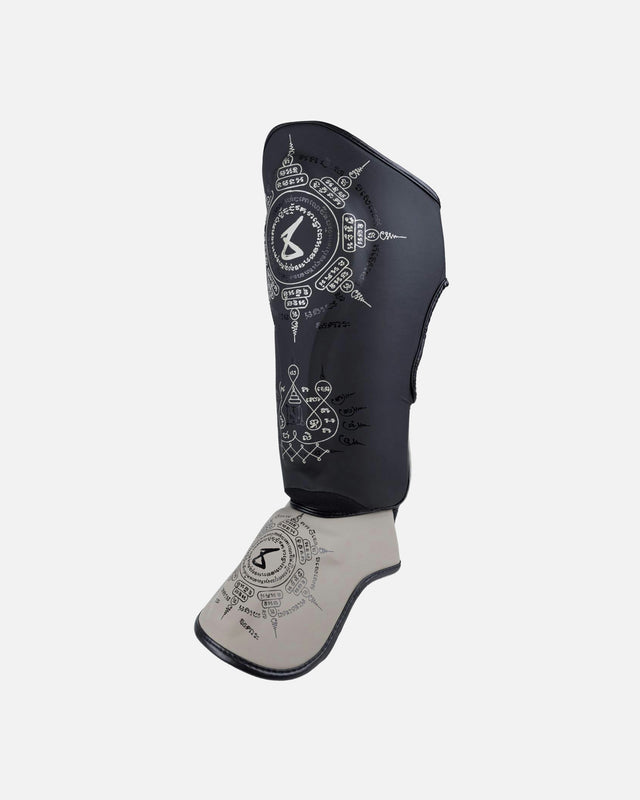 8 WEAPONS Shin guards 8 Ways Yant – Black/Sand