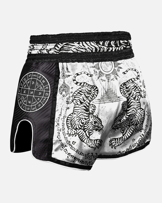 Spodenki Muay Thai 8 WEAPONS Carbon Sak Yant Tigers – Białe