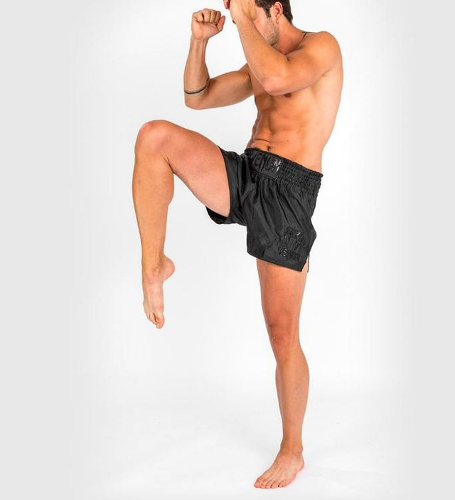 Spodenki do kickboxingu Venum Classic – Czarne/Czarne
