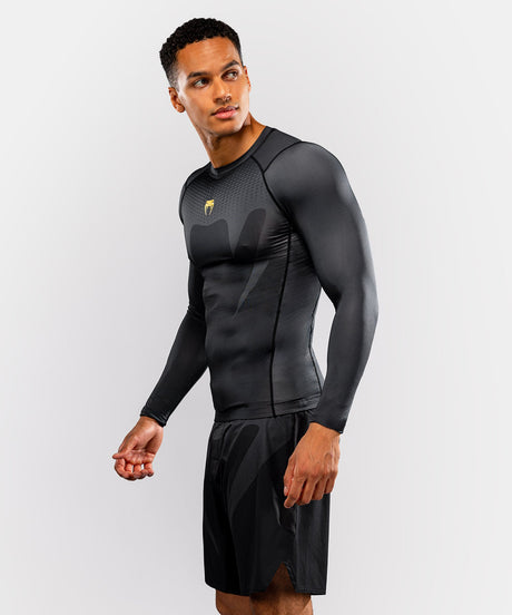 Venum Longsleeve Attack Manga Comprida - Preto/Ouro