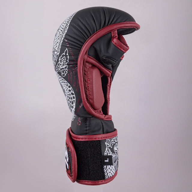 8 WEAPONS MMA Handschoenen Sak Yant Naga - Zwart/Marijnrood