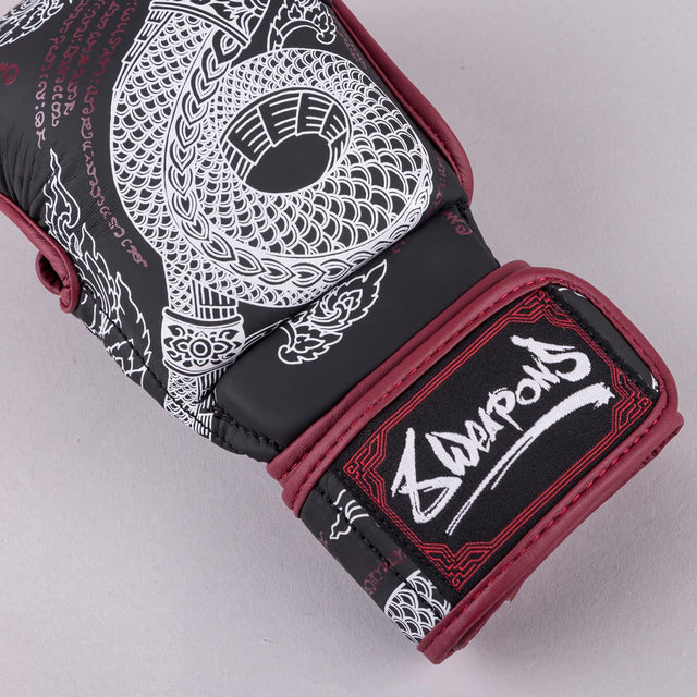 8 WEAPONS MMA Handschoenen Sak Yant Naga - Zwart/Marijnrood