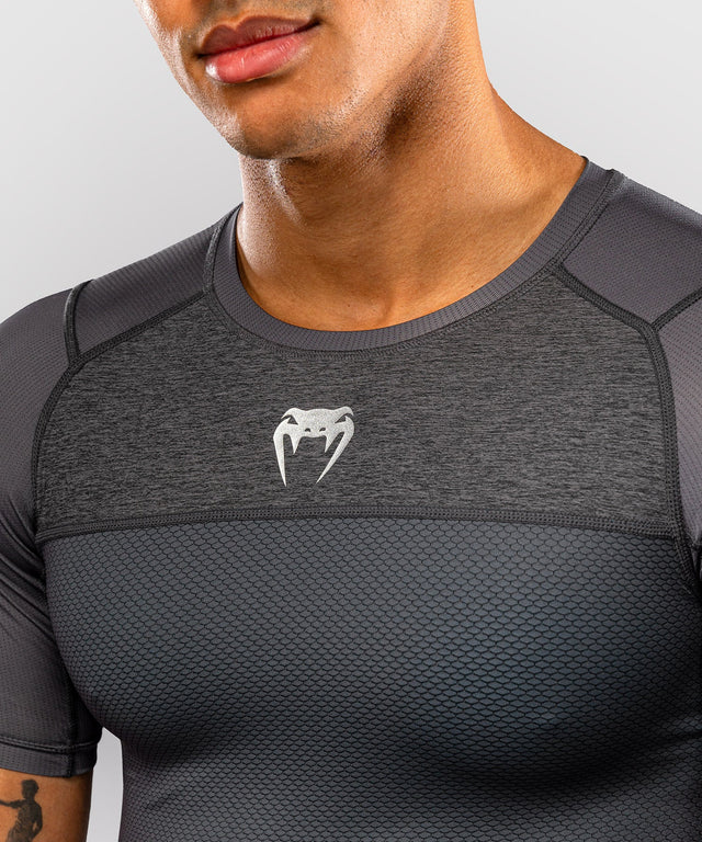 Rashguard Venum G-Fit Scale Manga Corta - Gris