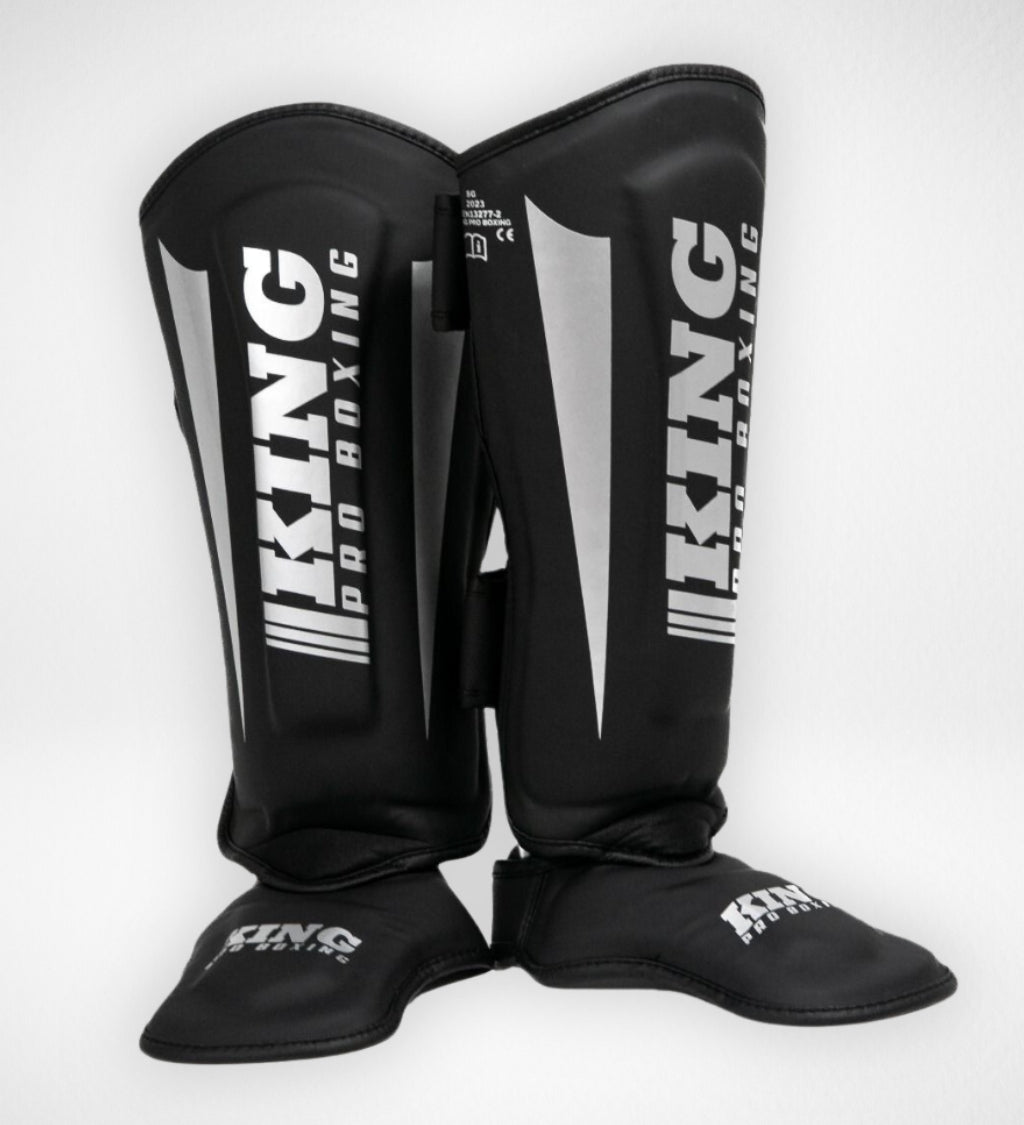 Ochraniacze na piszczele King Pro Boxing Revo – Czarne/Srebrne