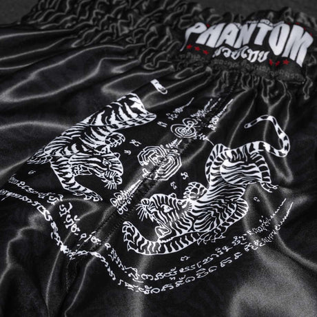 Shorts de Muay Thai Phantom Athletics Sak Yant – Noir