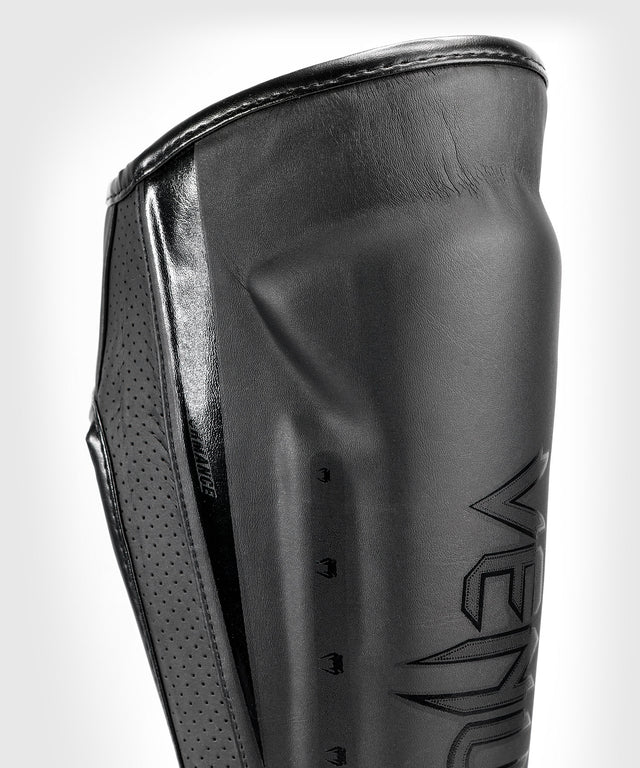 Venum Benskydd Kickboxning Elite Evo – Svart/Svart