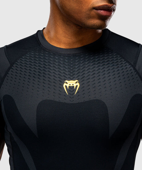 Rashguard Venum Attack Mangas Curtas – Preto/Ouro