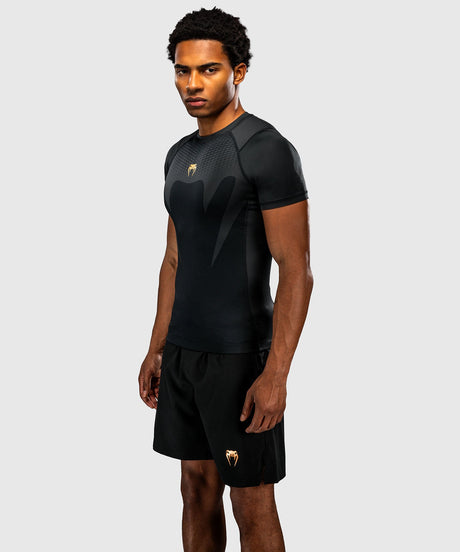 Rashguard Venum Attack Mangas Curtas – Preto/Ouro