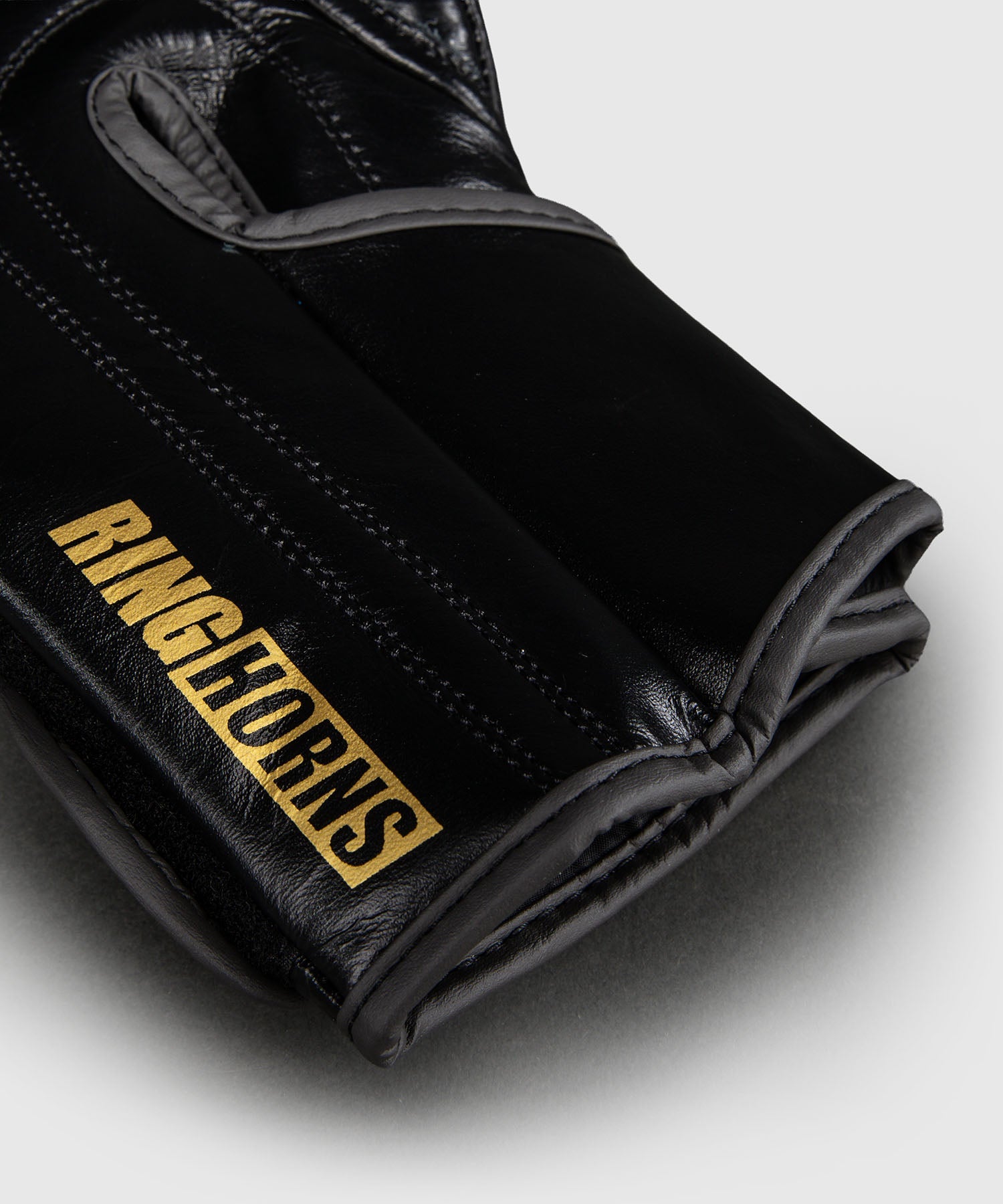 Ringhorns Bokshandschoenen Charger by Venum - Zwart/Goud