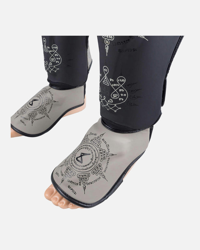8 WEAPONS Shin guards 8 Ways Yant – Black/Sand